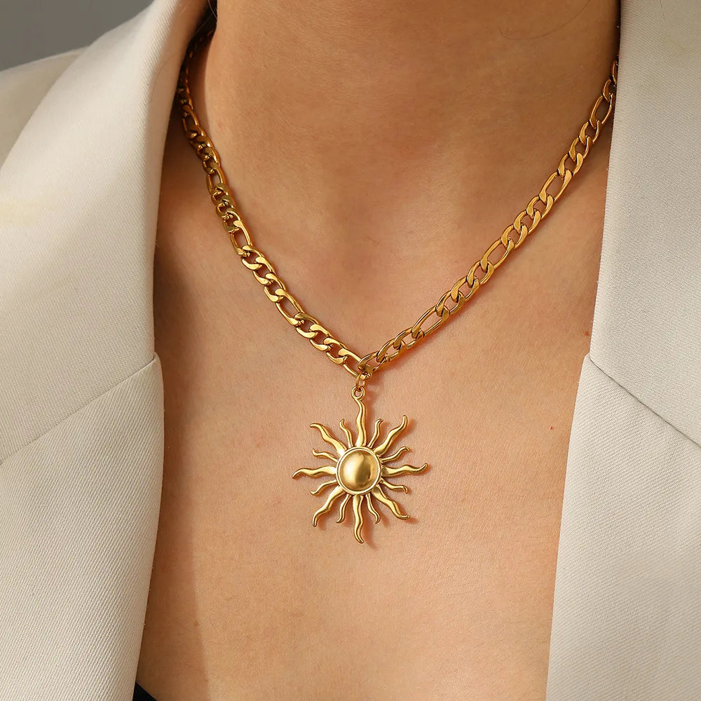Collar Tipo Fígaro con Dije de Sol en Acero Inoxidable Chapado en Oro
