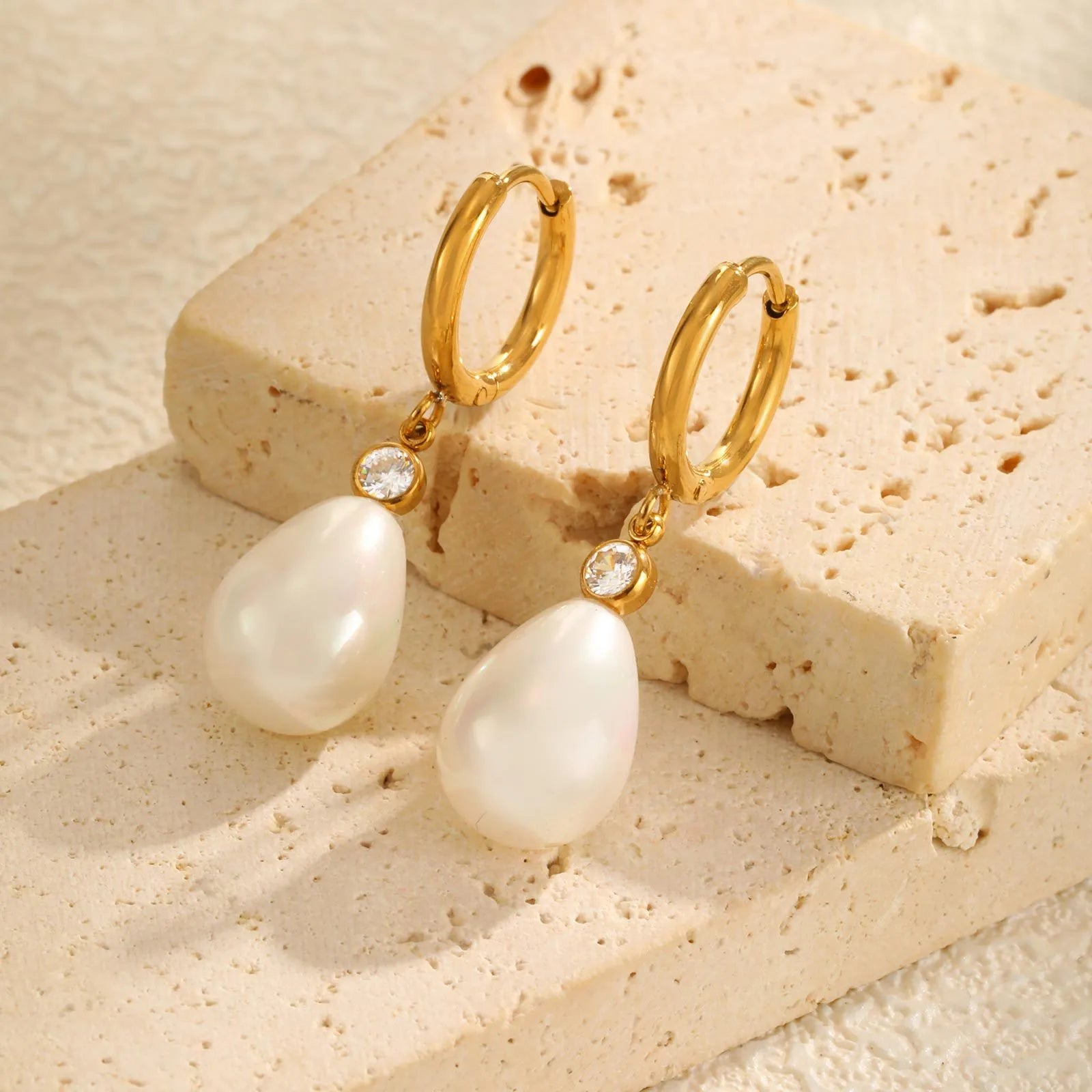Conjunto con Collar y Aretes Estilo Oval en Acero Inoxidable Chapado en Oro