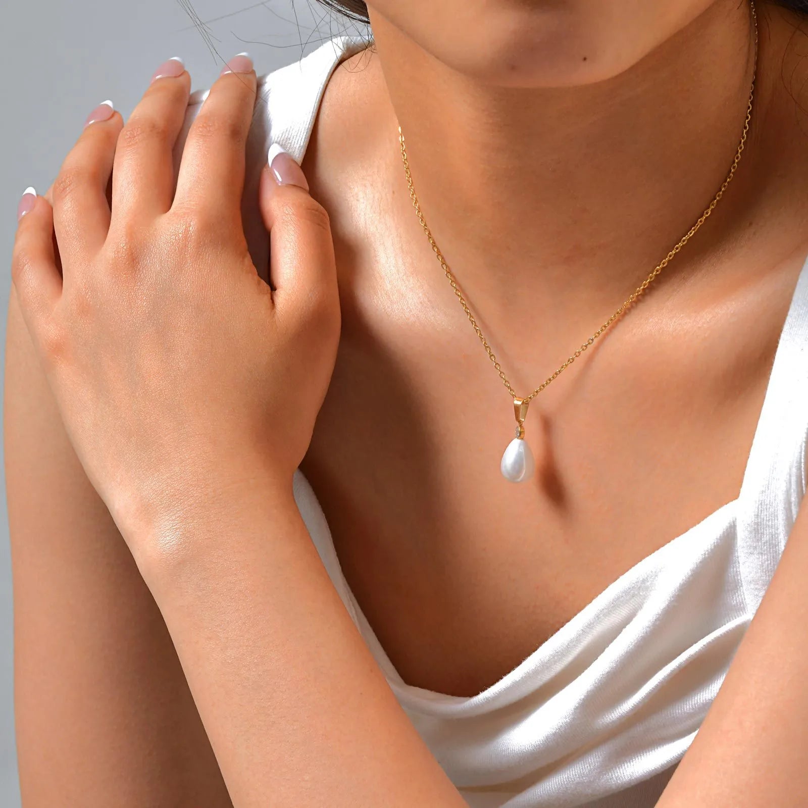 Conjunto con Collar y Aretes Estilo Oval en Acero Inoxidable Chapado en Oro