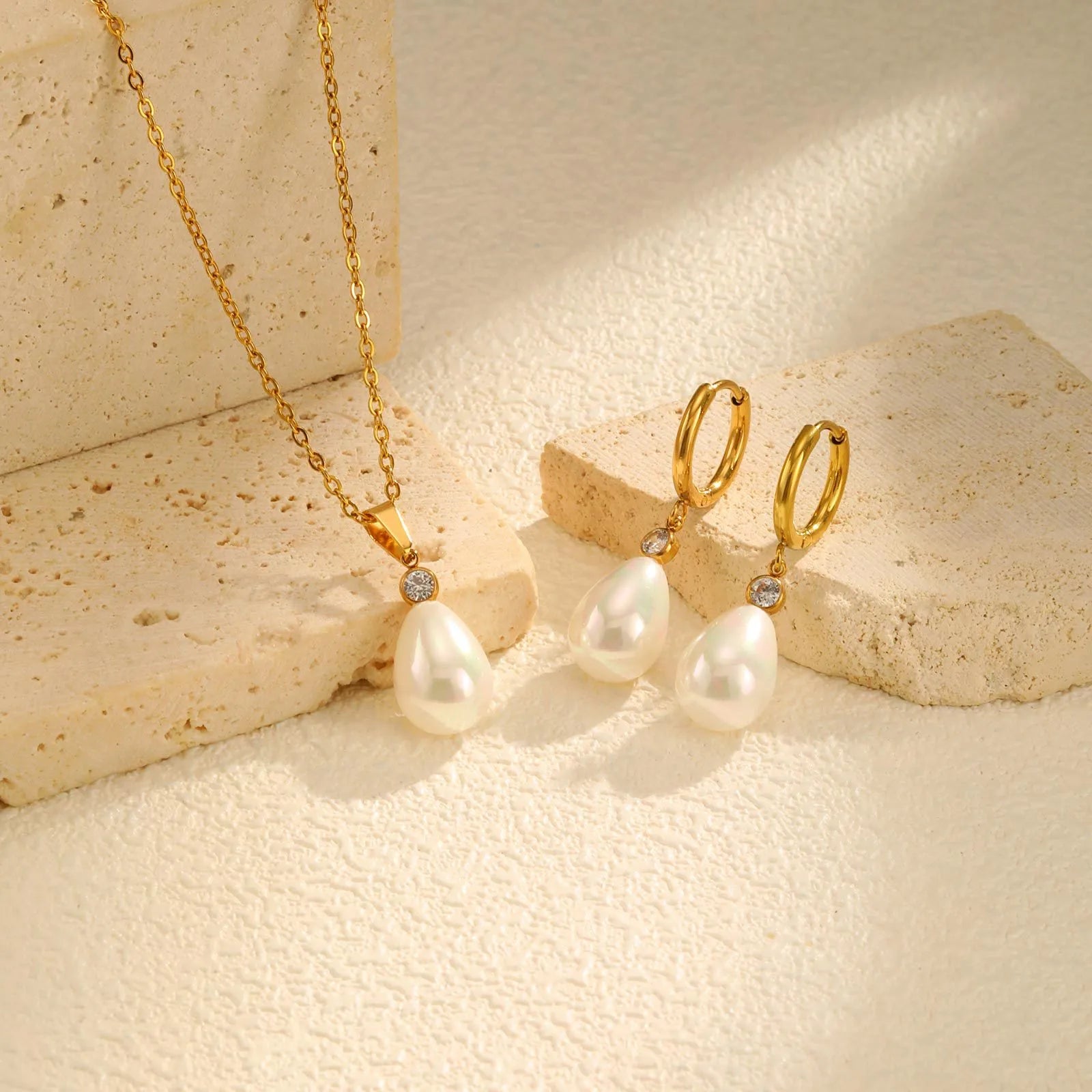 Conjunto con Collar y Aretes Estilo Oval en Acero Inoxidable Chapado en Oro