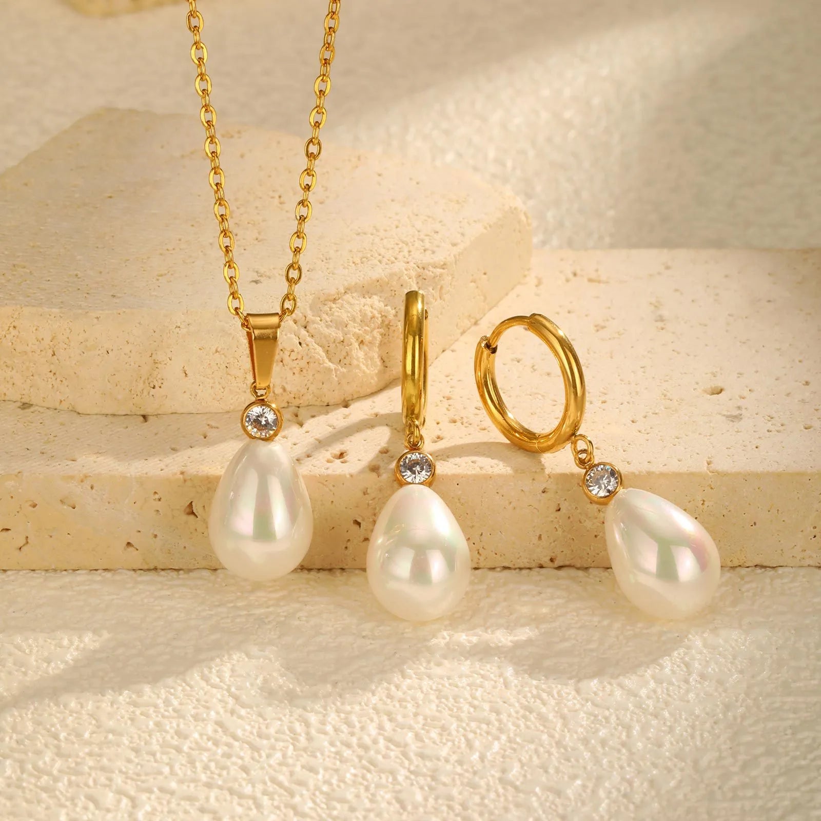 Conjunto con Collar y Aretes Estilo Oval en Acero Inoxidable Chapado en Oro