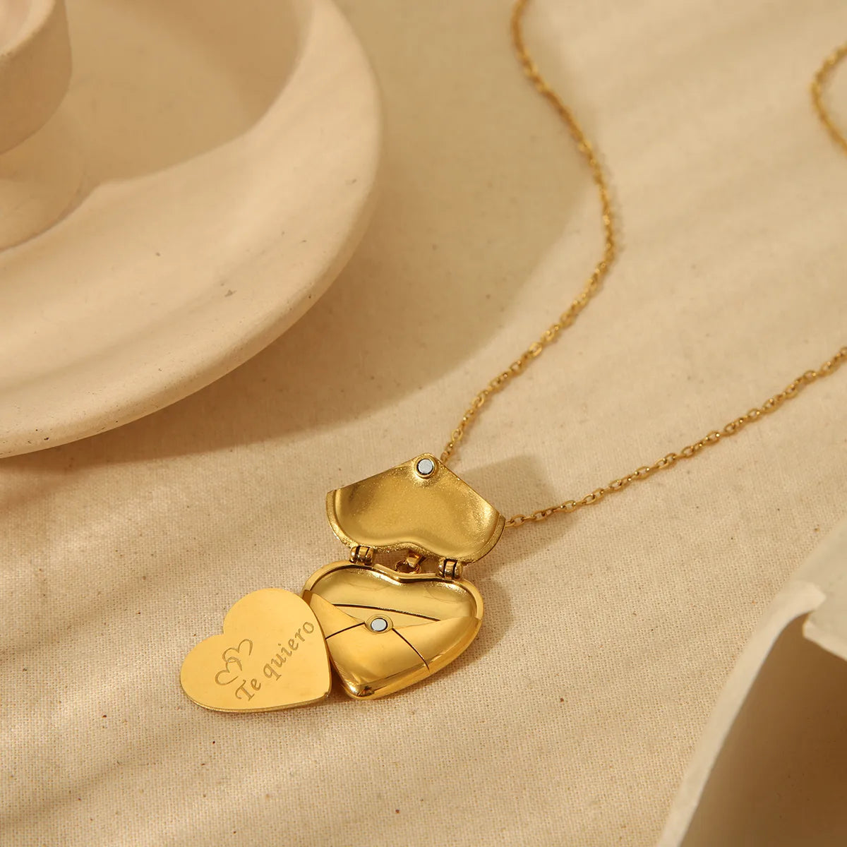 Collares de Corazón tipo Medallón en Acero Inoxidable Chapado en Oro