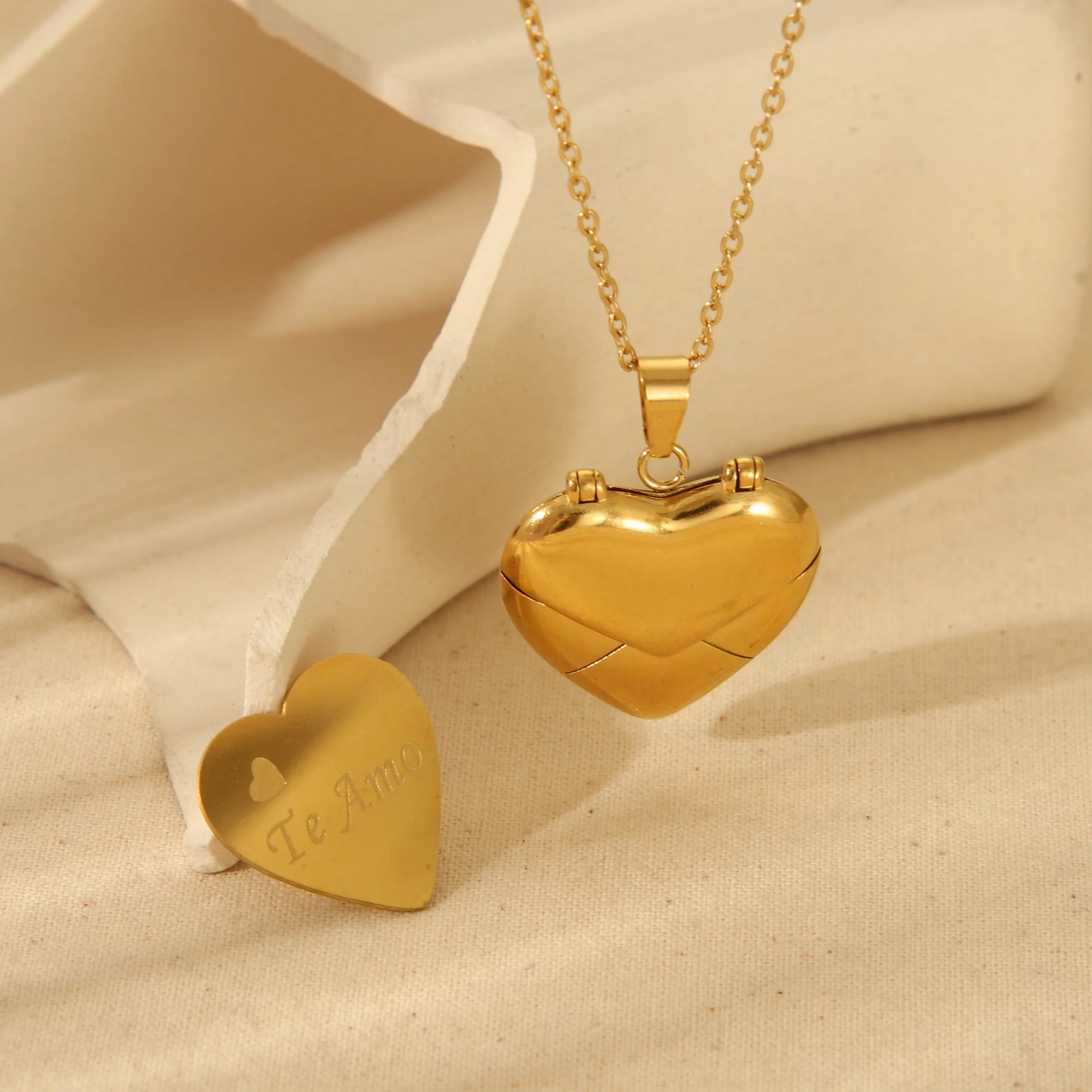 Collares de Corazón tipo Medallón en Acero Inoxidable Chapado en Oro
