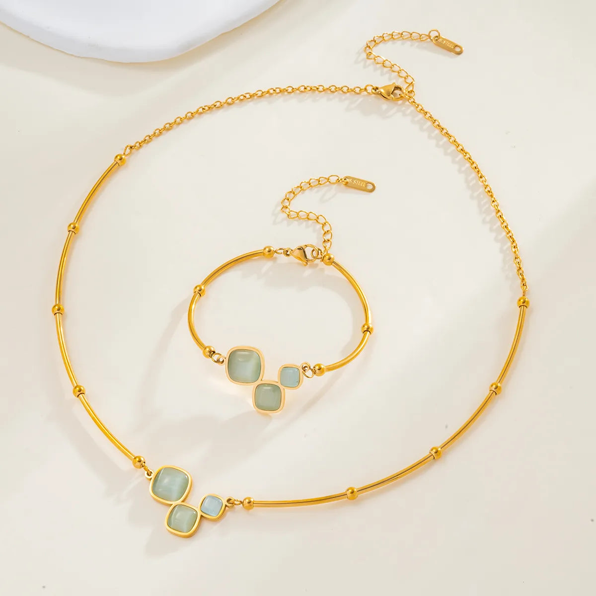 Conjunto con Collar y Pulsera Estilo Cuadrado en Acero Inoxidable Chapado en Oro
