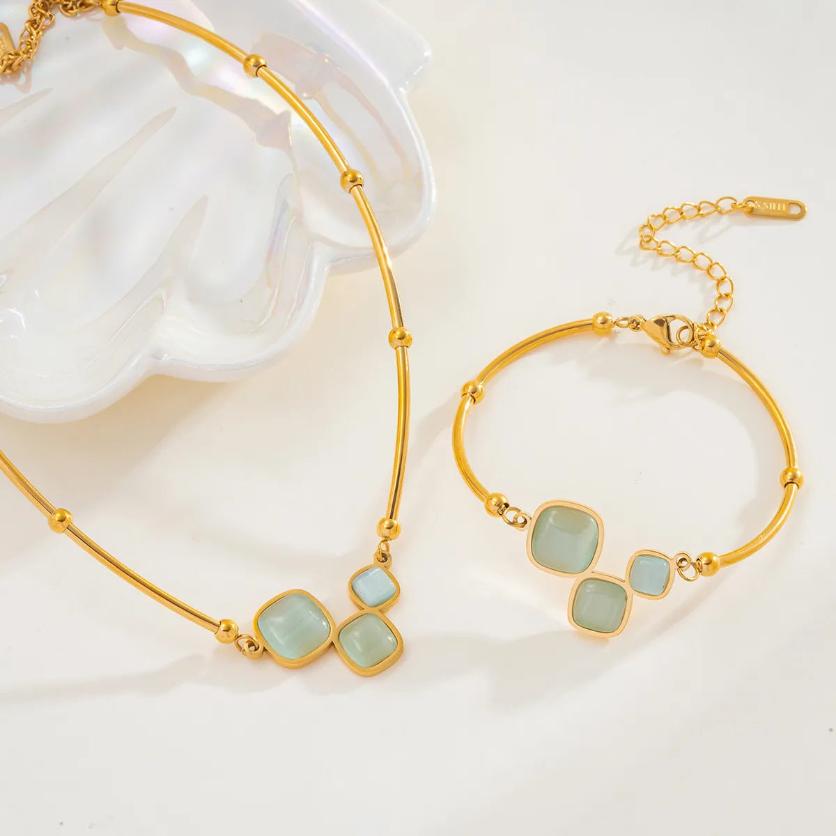 Conjunto con Collar y Pulsera Estilo Cuadrado en Acero Inoxidable Chapado en Oro