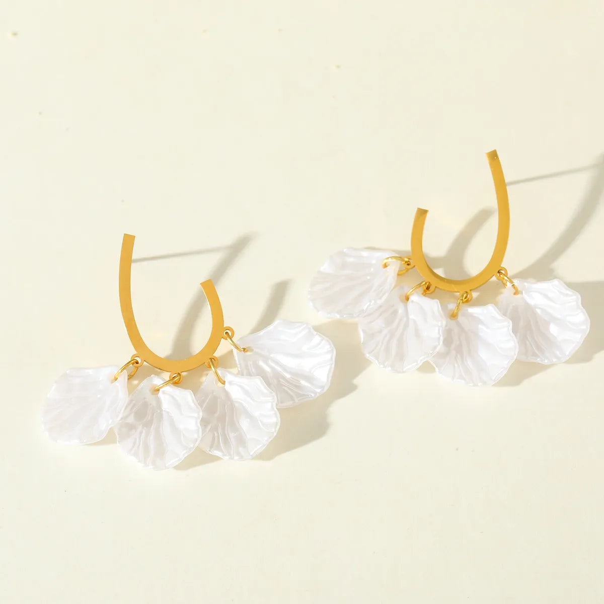 Aretes Pétalos Nacarados en Acero Inoxidable Enchapado en Oro