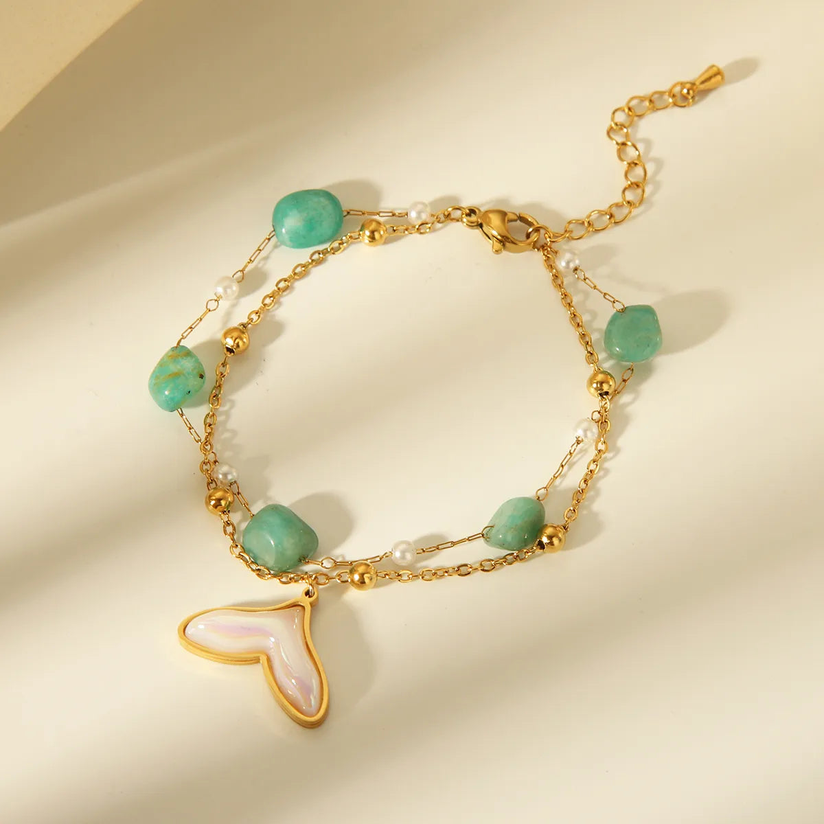 Pulsera Jade y Cola de Ballena en Acero Inoxidable Chapado en Oro