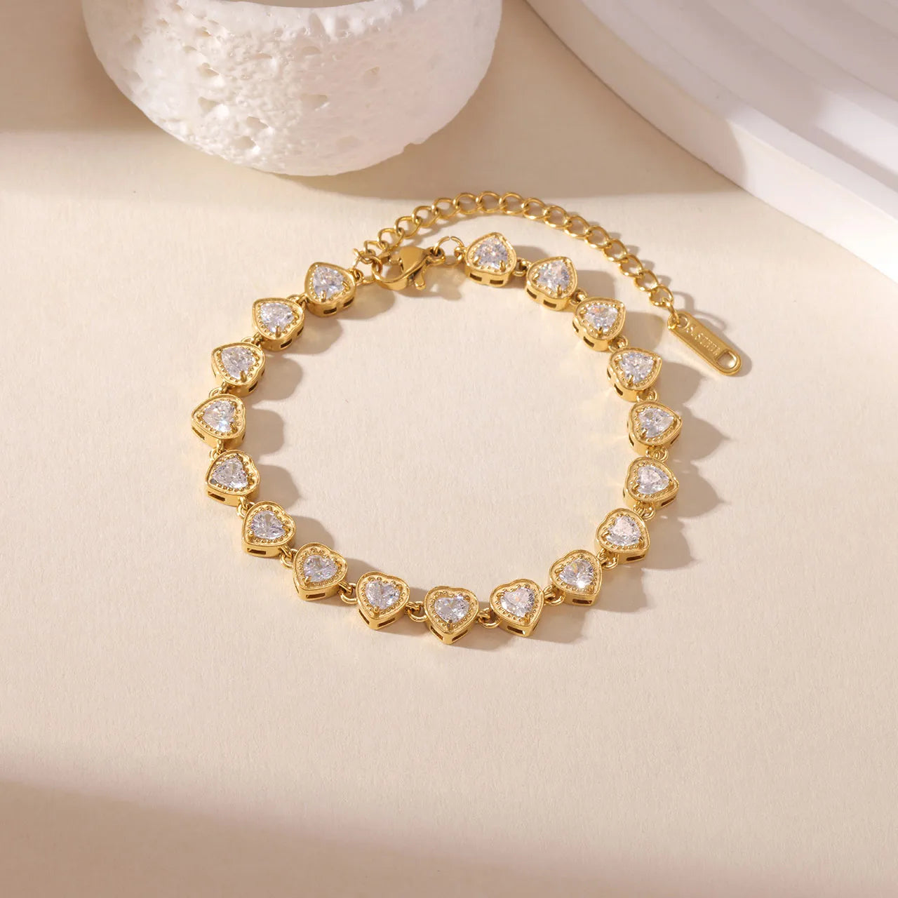 Pulsera de Corazones Incrustados en Acero Inoxidable Chapado en Oro