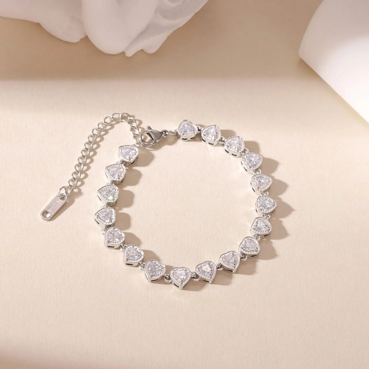 Pulsera de Corazones Incrustados en Acero Inoxidable Chapado en Oro