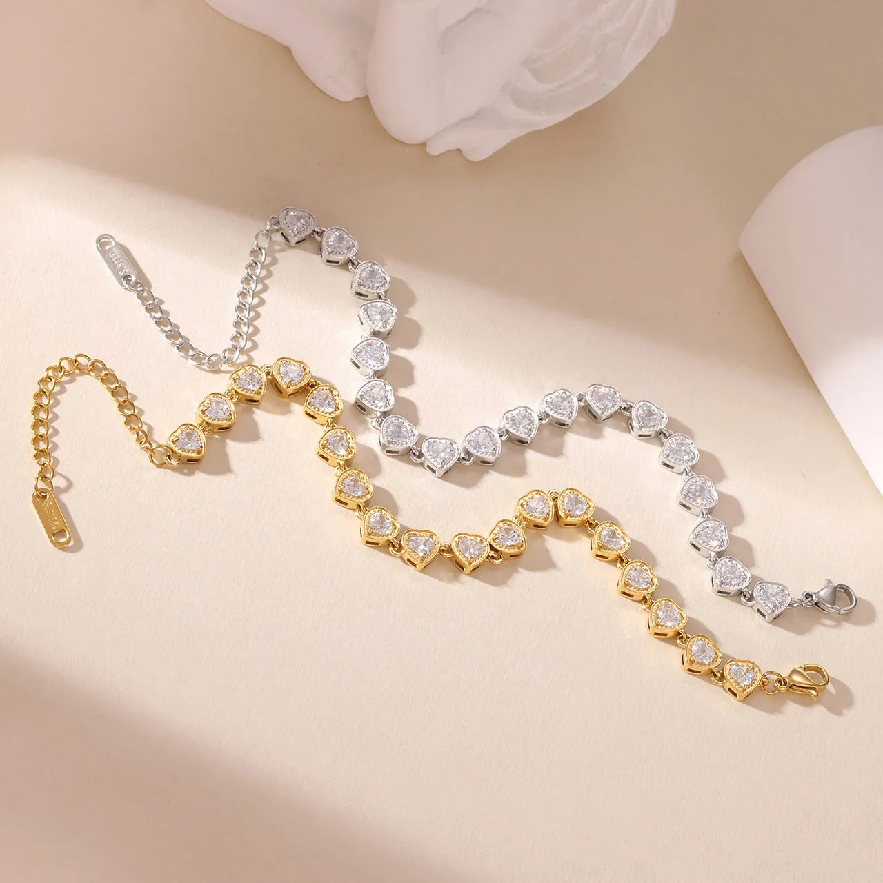 Pulsera de Corazones Incrustados en Acero Inoxidable Chapado en Oro