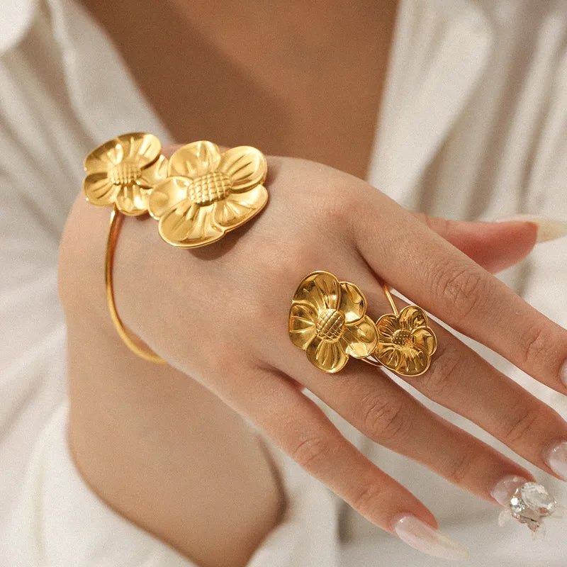 Conjunto Brazalete y Anillo Floral en Acero Inoxidable Chapado en Oro