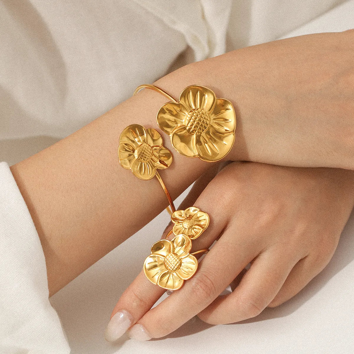 Conjunto Brazalete y Anillo Floral en Acero Inoxidable Chapado en Oro