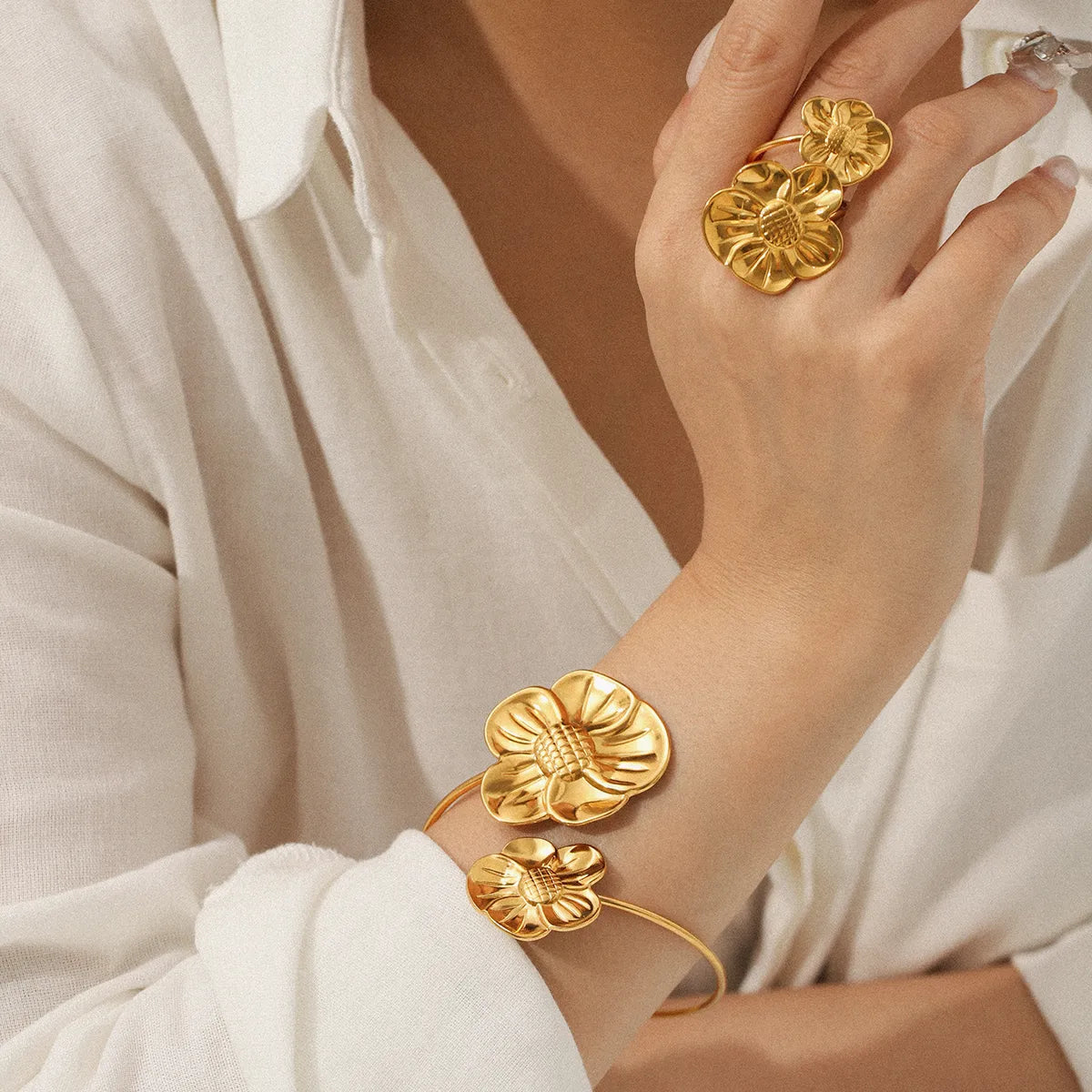Conjunto Brazalete y Anillo Floral en Acero Inoxidable Chapado en Oro
