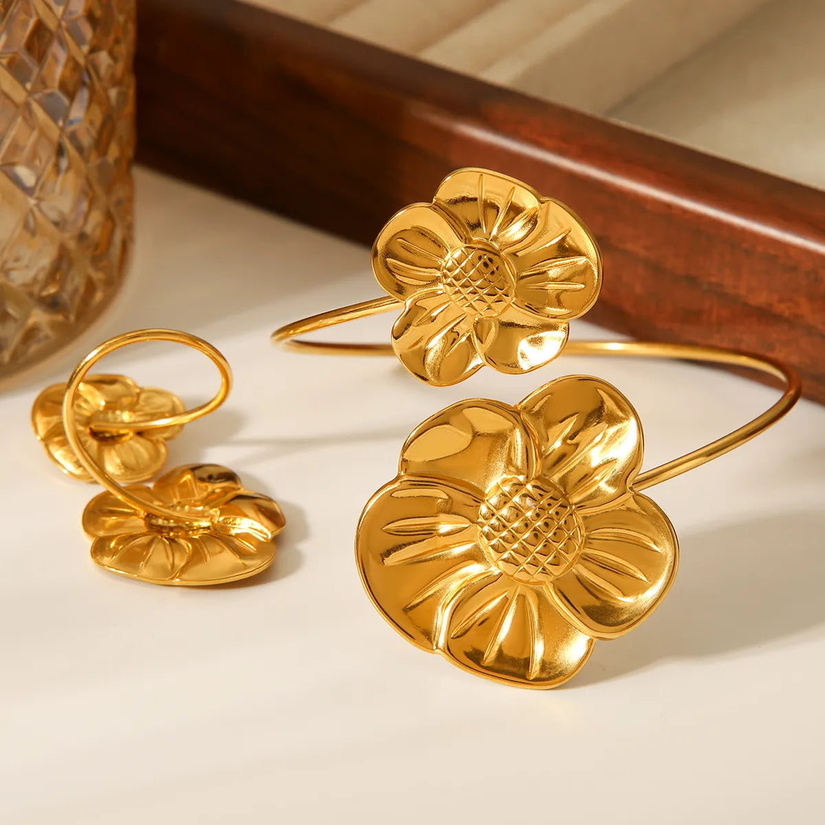 Conjunto Brazalete y Anillo Floral en Acero Inoxidable Chapado en Oro