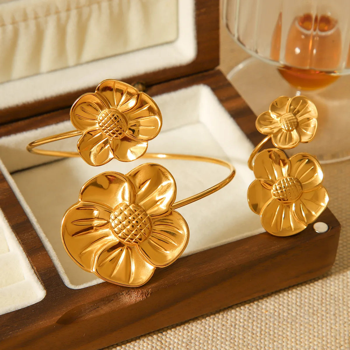 Conjunto Brazalete y Anillo Floral en Acero Inoxidable Chapado en Oro