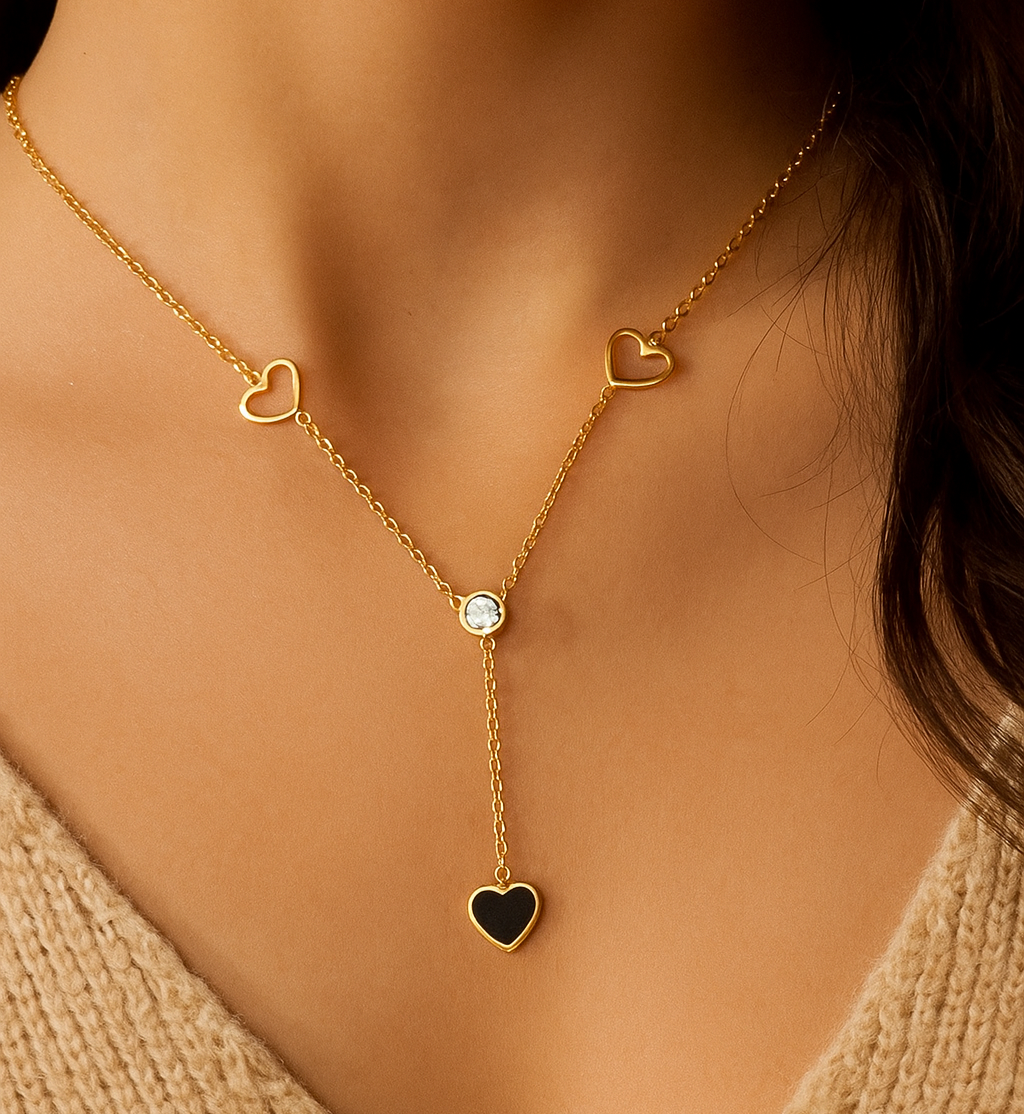 Collar Delicado con Corazón Negro en Acero Inoxidable Chapado en Oro