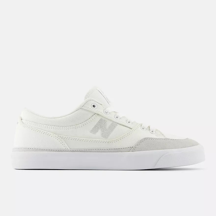 Tenis New Balance Numérico Franky Villani 417 Bajo